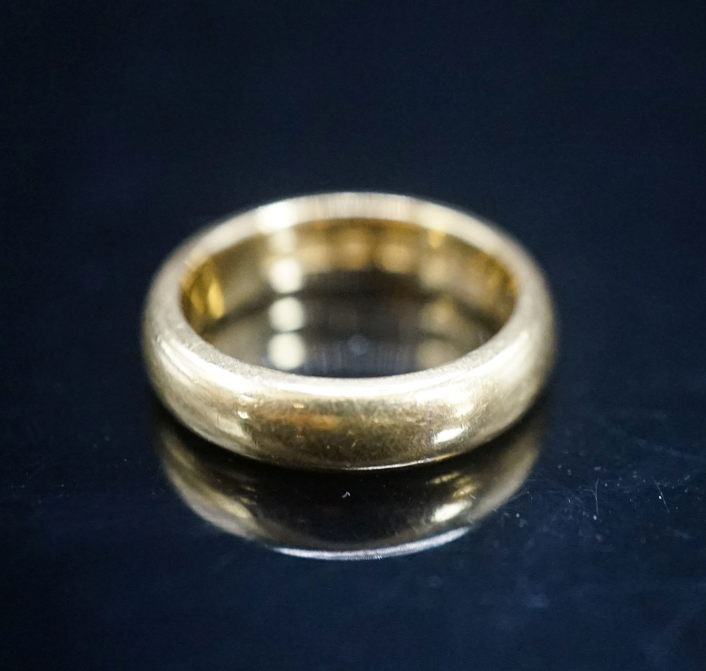 A George V 22ct gold wedding band, London, 1926, size K/L, 9.2 grams.